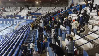 Aficionados del Real Zaragoza esperando la decisión de si se jugaba o no.