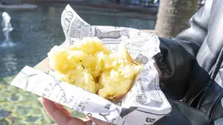 Reparto de patatas asadas en Puerto Venecia