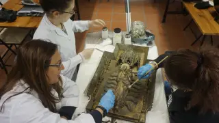 Restauración del bajorrelieve de forja de la Virgen de la catedral de Teruel en la Fundación Santa María.