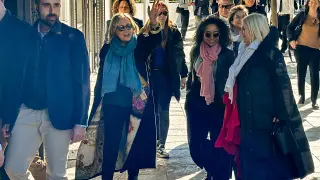 La exprimera dama estadounidense Hilary Clinton (2i) a la entrada del restaurante Río Grande de Sevilla este sábado