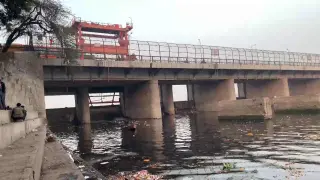 La contaminación tiñe de negro el principal río de la capital de India