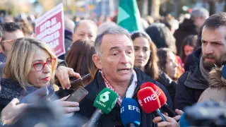 El secretario general del PCE en España, portavoz parlamentario de IU y diputado de Sumar, Enrique Santiago, ofrece declaraciones a los medios durante una manifestación en apoyo a Palestina, en Madrid