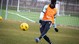 Samuel Obeng golpea la pelota durante un entrenamiento en la Base Aragonesa de Fútbol.