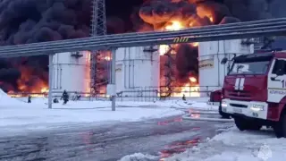 Klintsy (Russian Federation), 19/01/2024.- A still image taken from a handout video provided by the Russian Emergencies Ministry Press-Service shows Russian firefighters extinguishing a fire following a reported drone attack on the territory of the Klintsevskaya oil depot, near Bryansk, Bryansk region, Russia, 19 January 2024. Oil storage tanks caught fire after a Ukrainian drone attacked an oil depot in Klintsy, Russia's Bryansk region, regional governor Aleksandr Bogomaz wrote on telegram, adding that there were no casualties in the incident. Some 32 residents of the private sector were temporarily evacuated and more than 140 people were deployed to fight the fire. (Rusia, Ucrania) EFE/EPA/RUSSIAN EMERGENCIES MINISTRY HANDOUT -- BEST QUALITY AVAILABLE -- HANDOUT EDITORIAL USE ONLY/NO SALES HANDOUT EDITORIAL USE ONLY/NO SALES