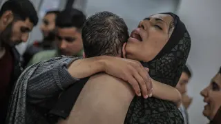 Una mujer palestina abraza a su hijo en Rafah