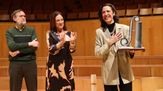 A la derecha, Ana Pilar Zaldívar agradeciendo el premio junto a Guillermo Allanegui y Cristina Sobrino.