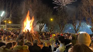 Hoguera y fuegos artificiales este domingo en la plaza Mosén Demetrio Segura de Huesca.