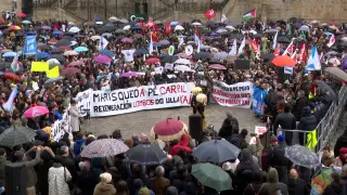 Miles de personas se manifiestan en Santiago "en defensa del futuro del mar"