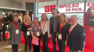 Parte de la delegación del PSOE Alto Aragón con Pedro Sánchez y la aragonesa Pilar Alegría, ministra de Educación y portavoz del Gobierno