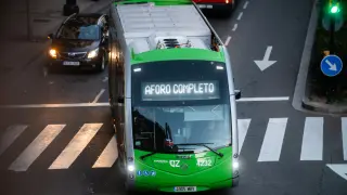 Un autobús de Avanza, en la calle del Conde de Aranda