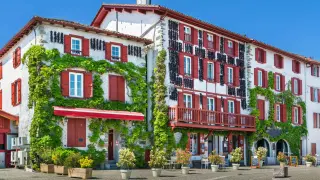 Las casas de esta curiosa ciudad del País Vasco francés se caracterizan por tener los pimientos colgando de sus fachadas y balcones