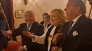 Hillary Clinton bailando la Macarena