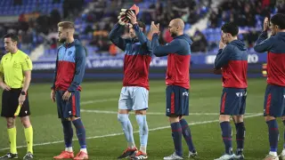 Los jugadores del Huesca saludan a la grada antes del partido con el Eibar.