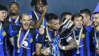 los jugadores del Inter celebran la victoria de la Supercopa de Italia. Lautaro Martínez besa la copa