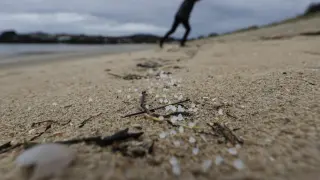 Pellets de plástico procedentes del vertido del Toconao, sobre la arena de la playa Grande de Miño, en Coruña.