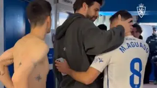 Piqué se abraza con Marc Aguado.
