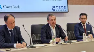 El vicepresidente de CEOE, Íñigo Fernández de Mesa, (en el centro) este miércoles en una jornada en Zaragoza.