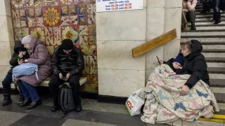 Gente refugiada en el metro de Kiev