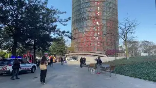 Una persona escala los 34 pisos de la Torre Glòries de Barcelona sin protección