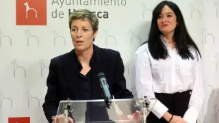 Elisa Aguilar y Lorena Orduna en la rueda de prensa que anuncia el torneo de baloncesto Sub-17 en Huesca.
