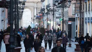 gente paseando por Zaragoza gsc1