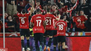 Los jugadores del Mallorca celebran el tarcer gol ante el Girona, durante el partido de cuartos de final de la Copa del Rey de fútbol