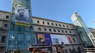 Colgaron de la fachada una obra del artista estadounidense Shepard Fairey 'Obey'