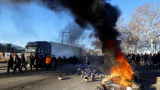 Agricultores franceses prenden fuego frutas y verduras españolas en Nimes (Francia).