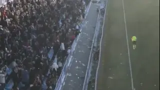 Celebración del gol de Francho, con lanzamiento de bolas de nieve al campo.