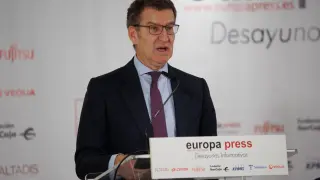Feijóo presenta al presidente de La Rioja, Gonzalo Capellán, en un desayuno informativo de Europa Press