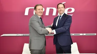 Firma del acuerdo entre Javier Pérez (Renfe) y Valentín Alonso (Avanza).