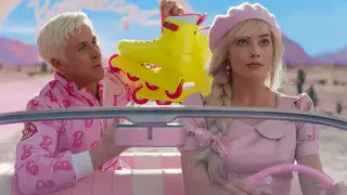 Ryan Gosling, como Ken,y Margot Robbie (Barbie) en una escena de la película.