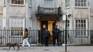 Policías custodian la entrada de la clínica donde ha ingresado Carlos III, este viernes en Londres.