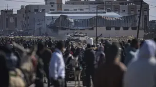 Un tanque israelí rodeado de decenas de ciudadanos palestinos