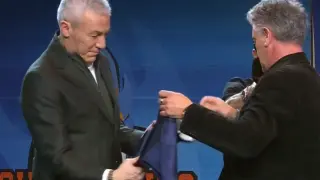 Xavi Aguado recibe una camiseta de manos de Rafa Guerrero.