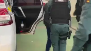 La Unidad de Seguridad Ciudadana (USECIC) de la Guardia Civil de Huesca , interceptó al supuesto autor en un punto de verificación de personas y vehículos en Grañén.