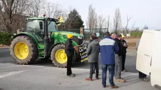 Agricultores protestan en la autopista que va al aeropuerto París Charles de Gaulle