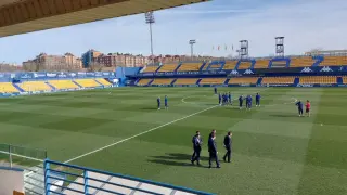 Los jugadores del Real Zaragoza y el equipo arbitral, hora y media antes del inicio del partido en el estadio de Santo Domingo de Alcorcón.