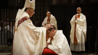 El arzobispo de Barcelona, Juan José Omella, consagrante principal, pone sus manos sobre el prelado Florencio Roselló.