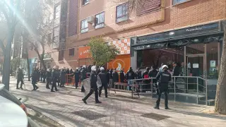 Ultras del Real Zaragoza, retenidos por la Policía Nacional en Alcorcón.