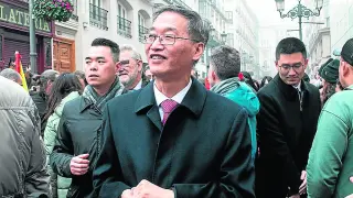 El embajador Yao Jing participó ayer en el desfile en Zaragoza.