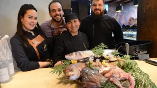 El equipo de La Josecica junto a algunos de los pescados que ofrecen