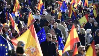 MADRID, 28/01/2024.- Decenas de manifestantes se congregan en la plaza de España donde el Partido Popular ha convocado para este domingo una concentración en contra de la amnistía para los independentistas catalanes, y en "defensa de un país de ciudadanos libres e iguales". EFE/ Victor Lerena