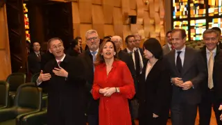 La alcaldesa de Zaragoza, Natalia Chueca, junto al embajador de China en España, Yao Jing, en el Ayuntamiento.