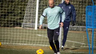 Blasco, durante el entrenamiento de este lunes de la SD Huesca.