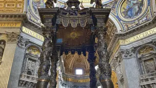 El baldaquino de San Pedro del Vaticano se sacude el polvo de 250 años.