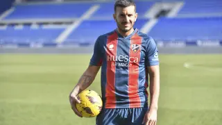 Elady Zorrilla, nuevo delantero de la SD Huesca, en su presentación.