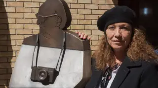 Eulalia Ramón, viuda de Carlos Saura, junto a la escultura del cineasta colocada en la calle Villahermosa de Huesca el pasado abril.