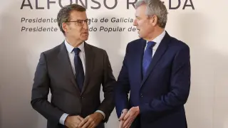 Feijóo con el presidente de la Xunta de Galicia, Alfonso Rueda, este lunes en un desayuno informativo.