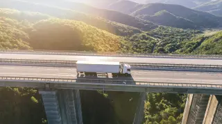 camiones-carretera-montana-al-atardecer